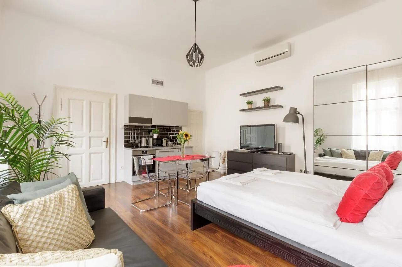 Red Dot Two - New Unit In The Heart Of Party Town Apartment Budapesta